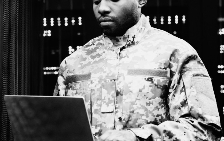defense_it_zwart-wit[1].jpeg